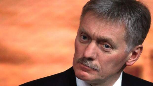 Песков: Кремль не планирует судиться из-за масок с лицом Путина