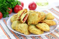 Фото к рецепту: Жареные пирожки во фритюре, с помидорами, сыром и зеленью