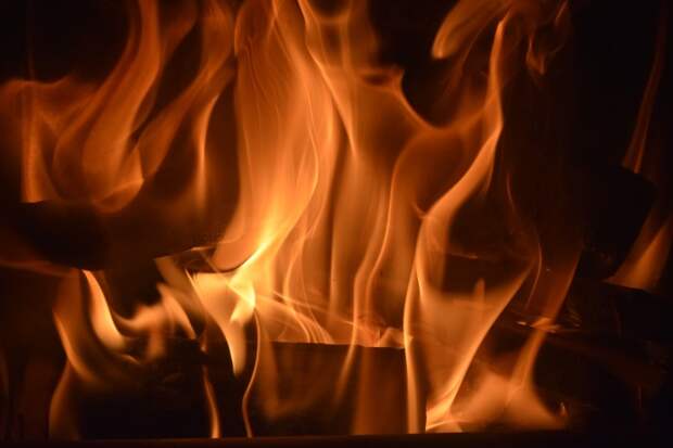 Пожарные ЮВАО оперативно потушили горящий склад на Волгоградке