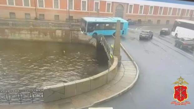 Очевидец падения автобуса в Мойку Ехран Аханов рассказал о спасении людей