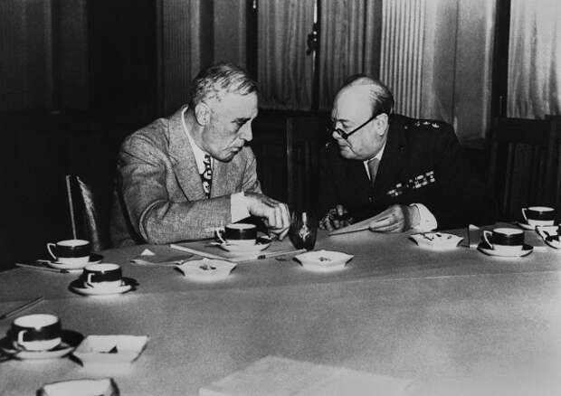 Президент США Франклин Рузвельт и премьер-министр Великобритании Уинстон Черчилль совещаются в Ливадийском дворце во время конференции в Ялте