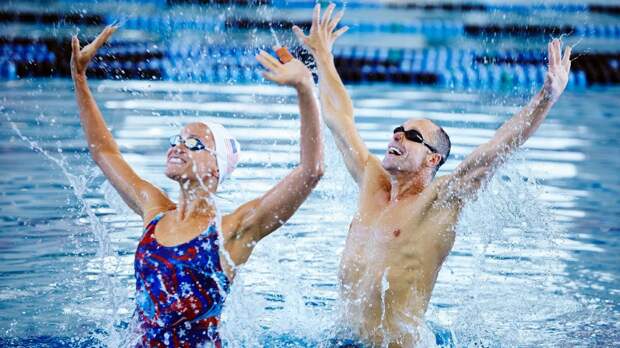 Пловец из США собирался выступить с женской сборной по синхронному плаванию на Олимпиаде в Париже. Не вышло