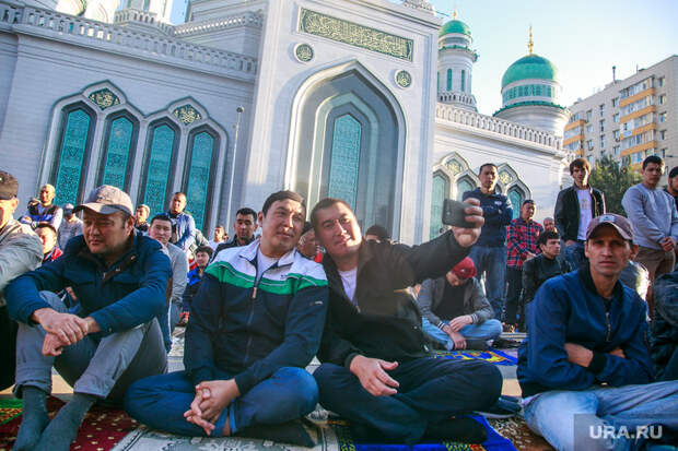 Праздничный намаз в Курбан Байрам у Соборной мечети. Москва, мусульмане, селфи, соборная мечеть
