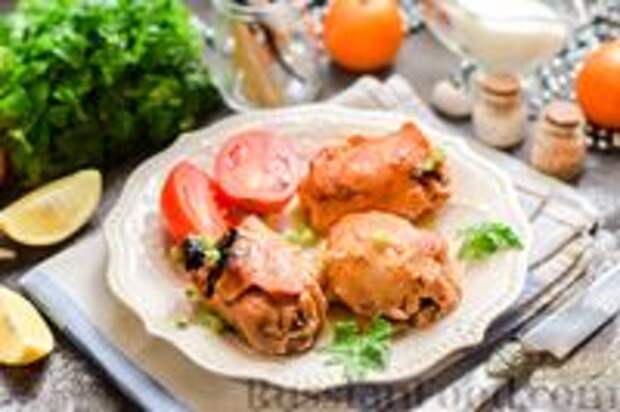 Фото к рецепту: Рулеты из куриных бёдрышек с беконом и черносливом