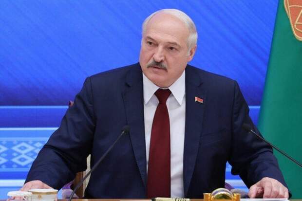 Лукашенко попросил чиновника «не ругаться матом» Лукашенко попросил чиновника «не ругаться матом»