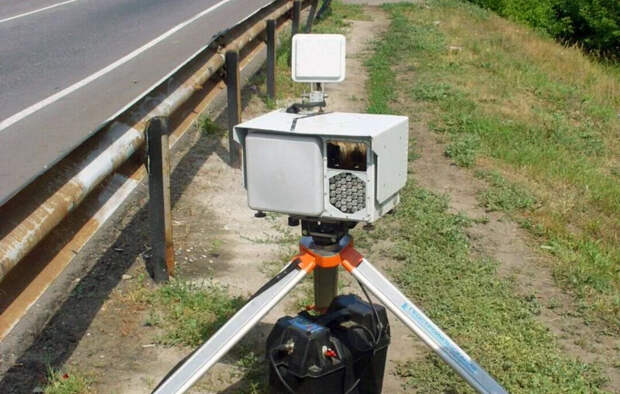 Снова треноги: почему мобильные камеры опять появились на трассах, и что делать водителям
