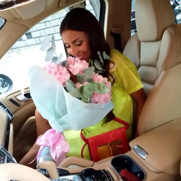 Instagram kvelikanov. Селфи с букетом. Брюнетка с цветами в машине. Селфи с цветами. Селфи цветы в машине.