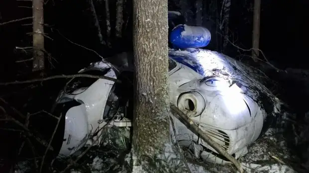 СК опубликовал видео с места жёсткой посадки вертолёта Ми-2 в Удмуртии