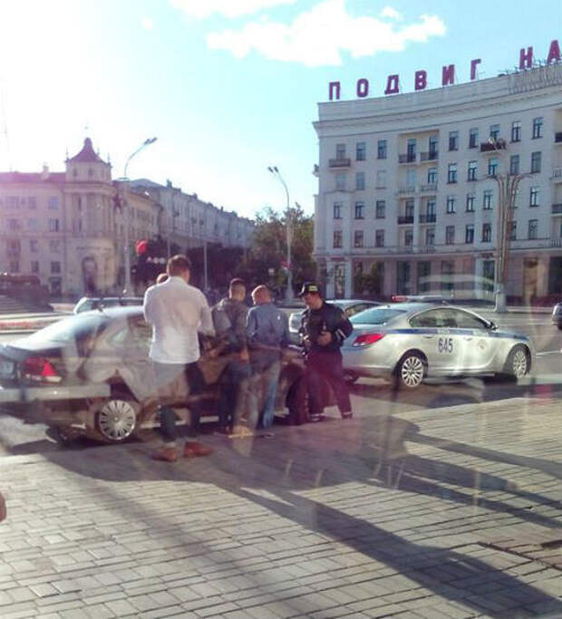 В Минске участники ДТП играли в шахматы авария, авто, гибдд, дтп, игра, прикол, шахматы, юмор