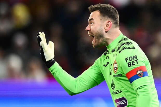 Капитан ЦСКА Акинфеев показал, как смотрит гонки на верблюдах