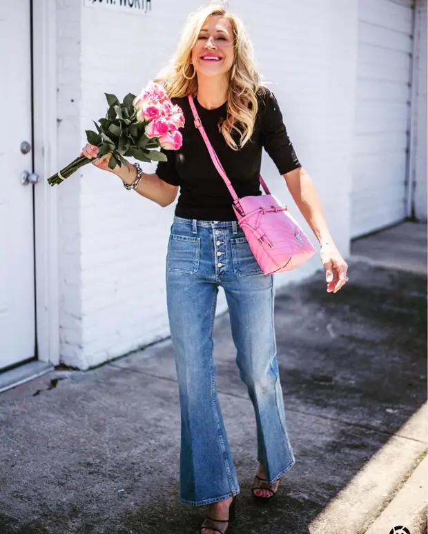 Снова в моде! Джинсы клеш для женщин после 40 лет: 11 стильных примеров