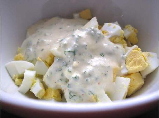 Салат с икрой красной и яйцами Салат с икрой красной и яйцами