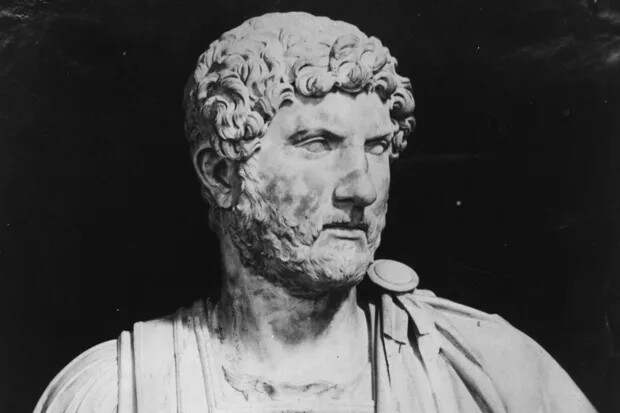 Отгородился от «варваров», собирал налоги: как Адриан за 6 лет построил стену длиной 120 км и почему она до сих пор потрясает