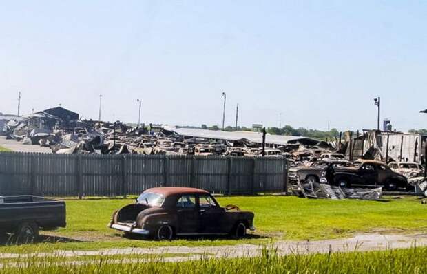 В Иллинойсе сгорело 150 ретромобилей (11 фото)