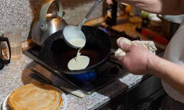 Как спасти тесто, если блины рвутся, прилипают и не пропекаются: советы повара Шелушенко