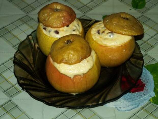 Печеные яблоки с творогом и орехами