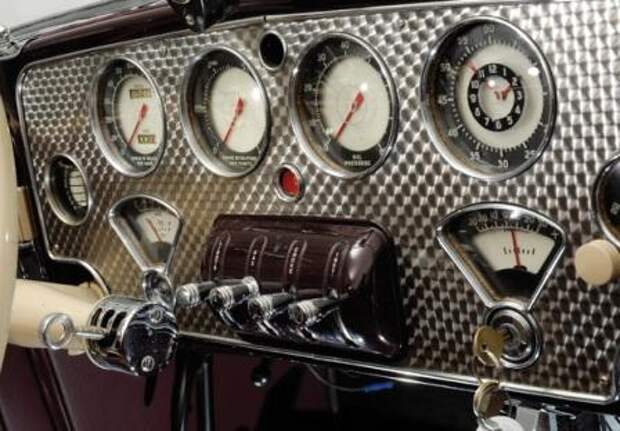 Американский ретро автомобиль Cord 810