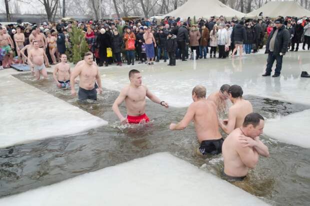 Крещение в 2019 году: когда купаться в проруби - с 18 на 19 января, история, традиции праздника, крещенская вода