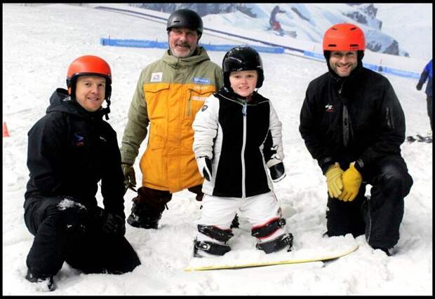 Элли с инструкторами из благотворительного фонда Disability Snowsport UK Элли Чаллис, великобритания, девочка, история, ограниченные возможности, сноуборд, спорт