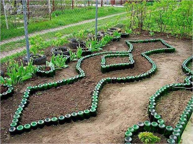 Клумба из стеклянных бутылок