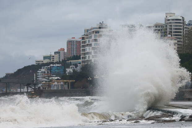 На российский город обрушился шторм