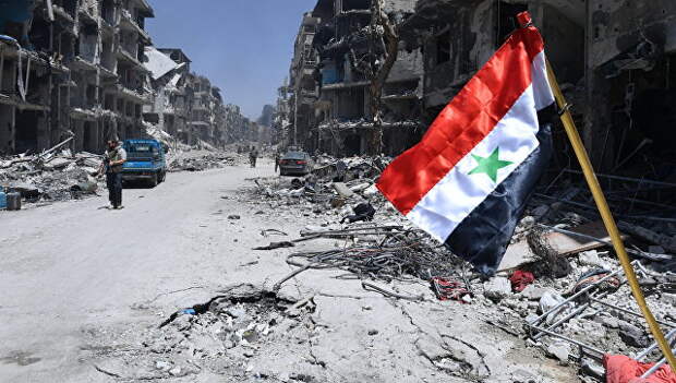 Флаг Сирии в освобожденном лагере беженцев. Архивное фото