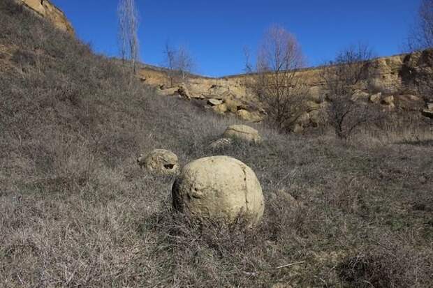 В Белогорском районе Крыма, недалеко от села Крымская Роза, можно встретить несколько шарообразных камней диаметром около одного метра бобовины, геология, земля, камни, конкреции, чудо