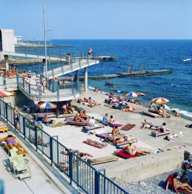 На пляже гостиницы "Ялта", 1981 год