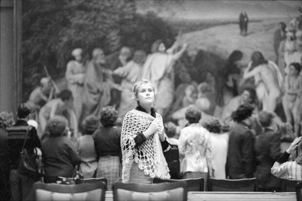 Девушка в государственной Третьяковской галерее. СССР, Москва, 1980-е годы.
