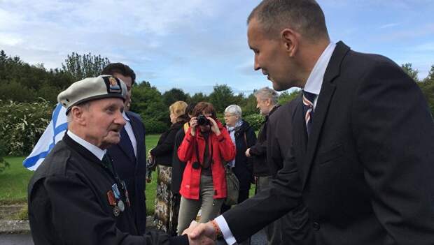 Президент Исландии Гвюдни Йоуханнессон (справа) приветствует ветерана Арктических конвоев из Шотландии Джека Петерсона
