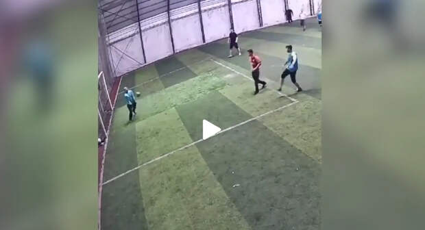 Отбил мяч грудью и упал: футболист-любитель умер, потеряв сознание во время матча