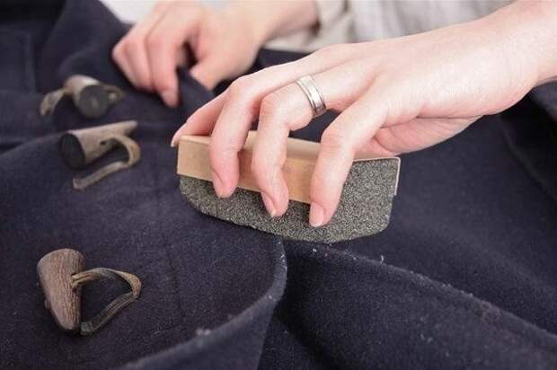 Катышки со свитера или пальто можно убрать с помощью пемзы