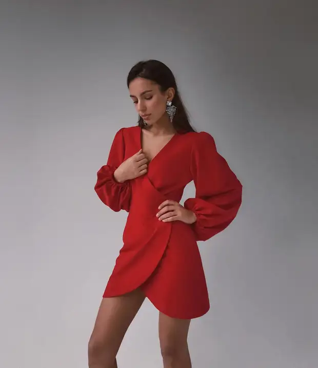 Как и с чем носить красное платье осенью: 11 ярких и модных идей