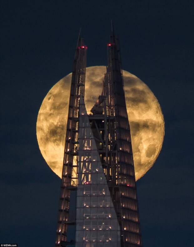 Знаменитый небоскреб "Осколок" в Лондоне nasa, Суперлуние, в мире, луна, новости, полнолуние, редкие фото, фото