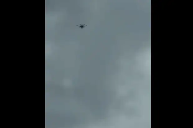Как взрывается беспилотник. Взрыв беспилотника в небе фото. Беспилотник в небе над Ялтой. Покушение на Мадуро с помощью беспилотников. БПЛА взорвался в воздухе.