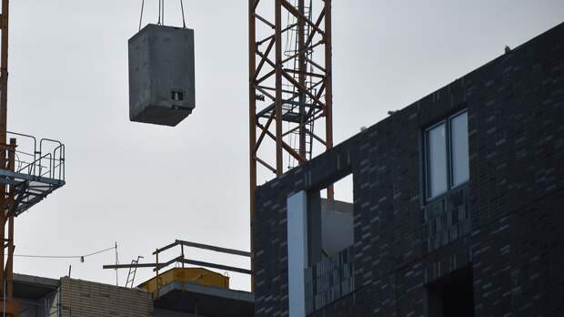 Украинский беспилотник врезался в строящийся дом в Курске