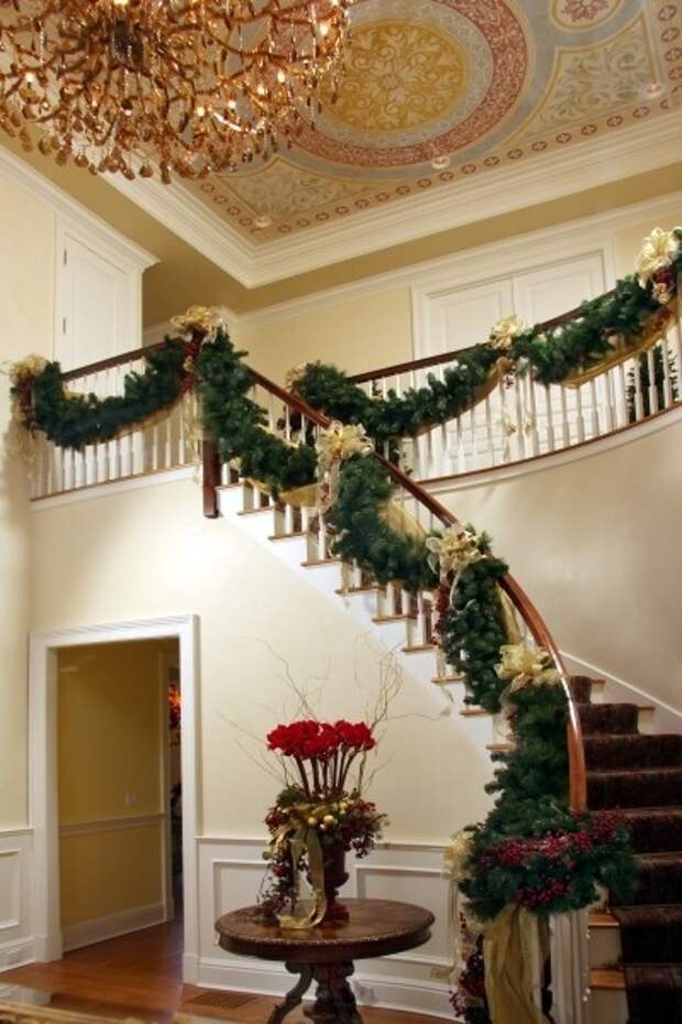 Дизайн интерьера. Потрясающие идеи украшения лестниц к Рождеству (5) (400x600, 167Kb)