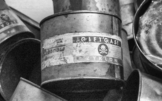 Банки с кристаллами газа «Циклон-Б». Банки с кристаллами газа «Циклон-Б».