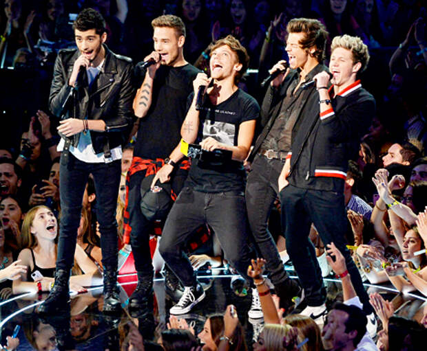 Zayn Malik, Liam Payne, Louis Tomlinson, Niall Horan and Harry Styles of One Direction speak onstage during the 2013 MTV Video Music Awards at the Barclays Center on August 25, 2013 in the Brooklyn borough of New York City.