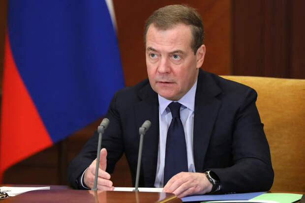 Медведев заявил, что РАН необходимо привлечь к принятию государственных решений