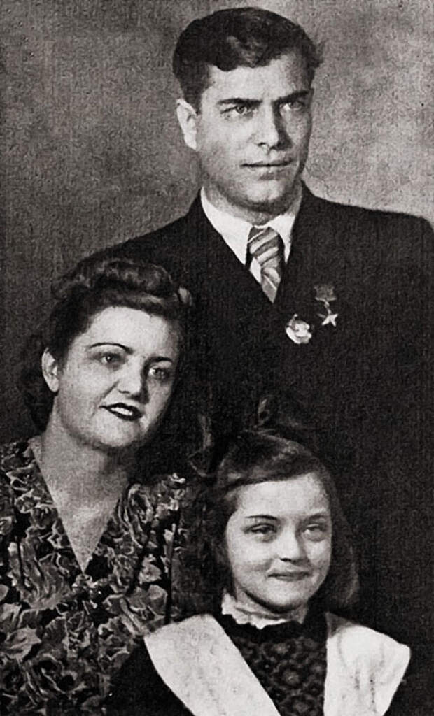 1113 Зинаида и Андрей Болотовы с дочерью Жанной.jpg