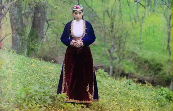 Армянская девушка в национальном костюме. Прокудин-Горский С.М., 1905-1915 гг. | Фото: nedhardy.com. Армянская девушка в национальном костюме. Прокудин-Горский С.М., 1905-1915 гг. | Фото: nedhardy.com.