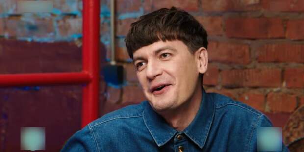 Комик Гудков порвал на части флаг России и выкинул