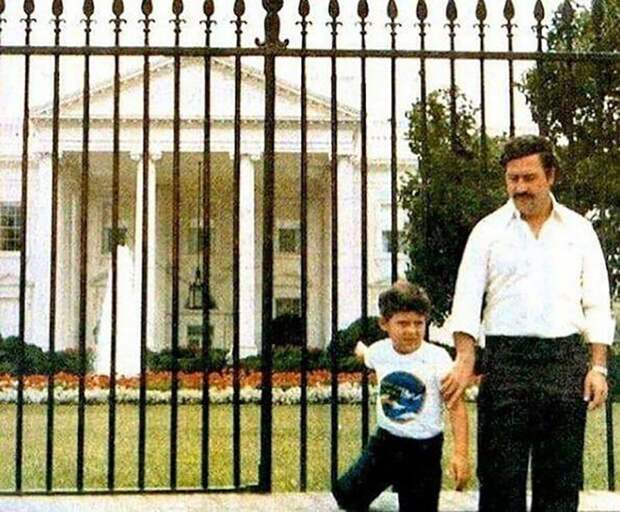 Пабло Эскобар у Белого дома с сыном, 1981 год