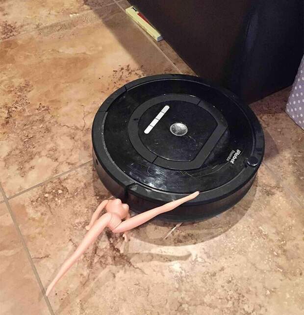"Наш Roomba столкнулся с голой Барби. Голая Барби проиграла"