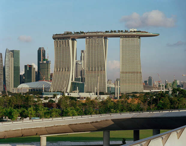 Необычная гостиница с бассейном на крыше. Marina Bay Sands. Фото