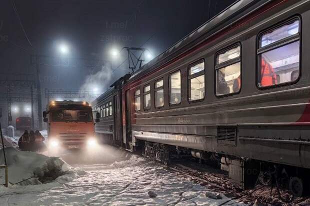 Электричка без пассажиров сошла с рельсов на вокзале Новосибирск-Главный