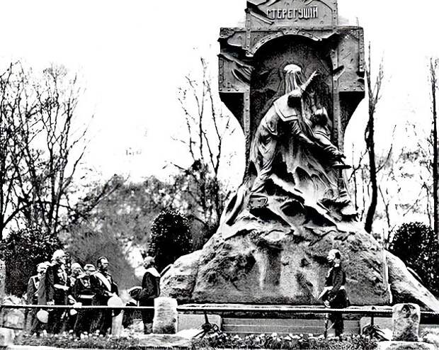 Император Всероссийский Николай II на открытии памятника павшим героям.