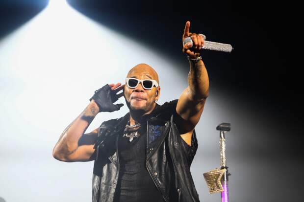 Денежный дождь и душ из шампанского: как прошел концерт Flo Rida в Новосибирске