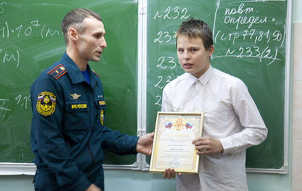 В Свердловской области мальчик спас провалившуюся под лед девочку